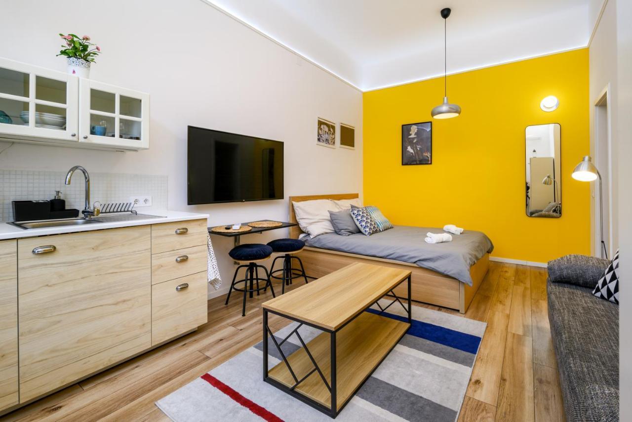 Stylish Yellow Suite In The Heart Of Budapest Budapeste Exterior foto