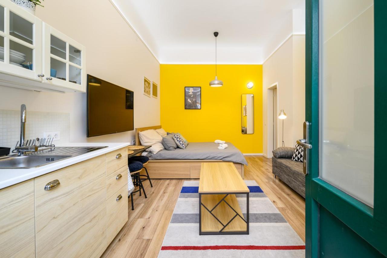Stylish Yellow Suite In The Heart Of Budapest Budapeste Exterior foto